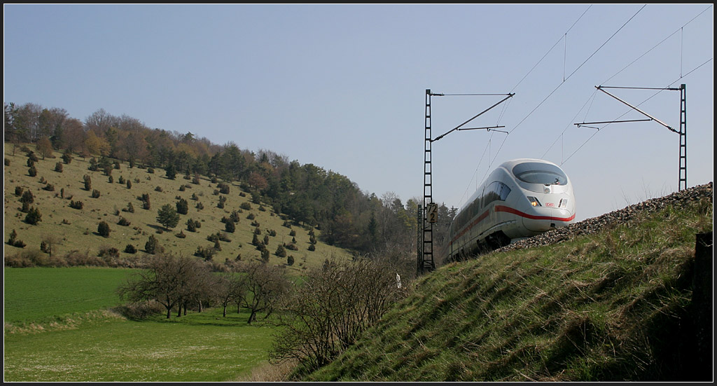 . Wacholderheide und Zug - 

ICE 3 zwischen Lonsee und Urspring auf der Schwäbischen Alb.

11.04.2007 (M)