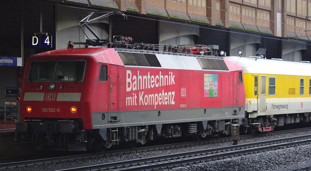 ... whrend das eigentliche Fotomotiv noch eine Weile in Kassel-Wilhelmshhe am Bahnsteig stand: 120 502-0 mit RailLab 1 + Steuerwagen. Nach einer ganzen Weile ging es fr dieses Gespann weiter in Richtung Norden. Aufgenommen am 13.01.2011.