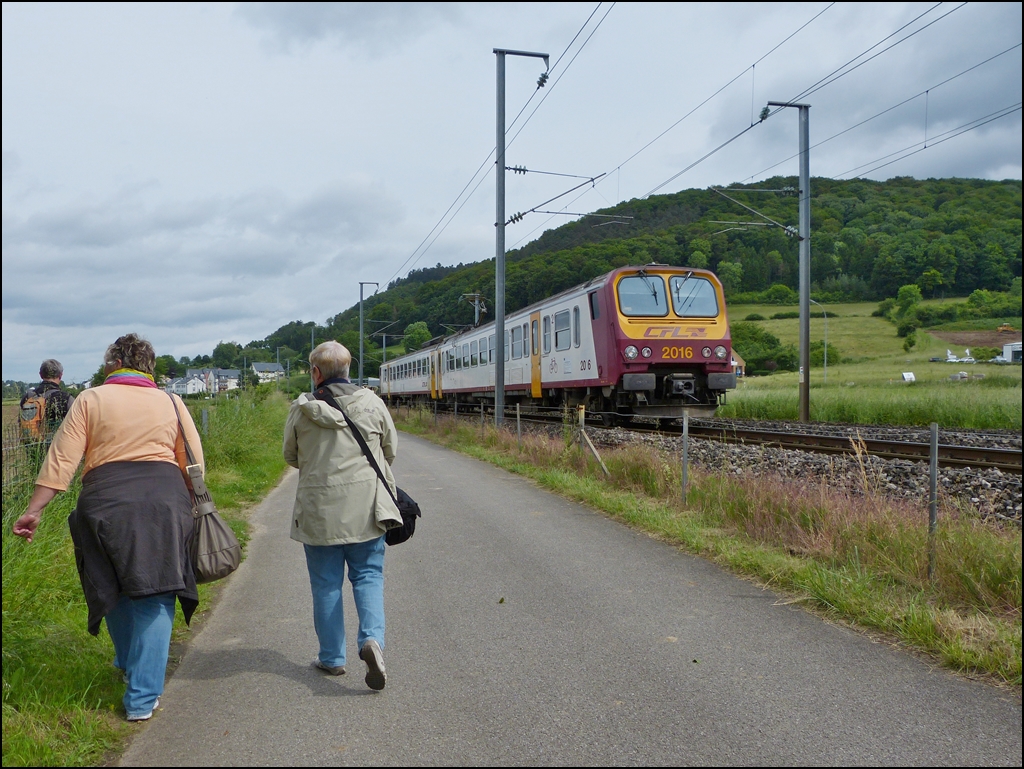 . Wanderweg entlang der Bahnstrecke - Die Bahnfotografen bzw. -fotografinen und eine Kamera Assistentin erwandern am 15.06.2013 den schnen Weg zwischen Lintgen und Mersch, als der Triebzug Z 2016 als RB 3435 Ettelbrck - Luxembourg an ihnen vorbei braust. (Jeanny)