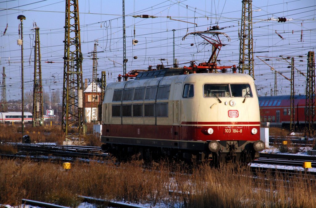 ... und wartet darauf das die 363 den wagenpark wieder an den Bahsteig schiebt. Fotografiert am 20.12.09.