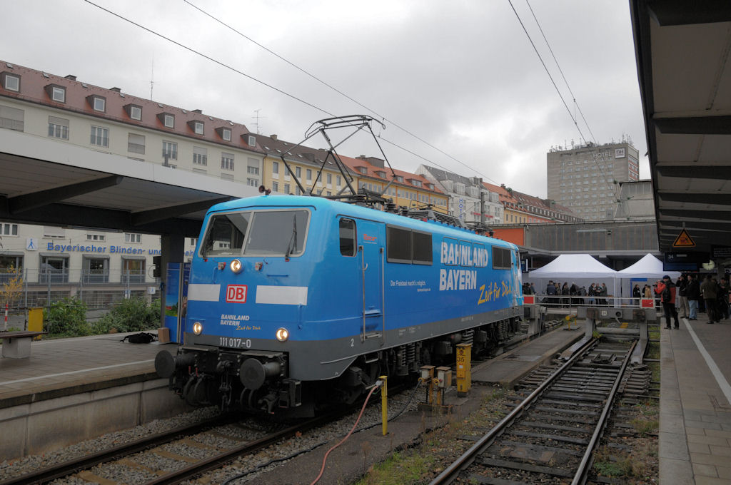 ... und weil es so gut ausschaut: Die andere Seite von 111 017 ebenfalls am 22.11. in Mnchen Hbf