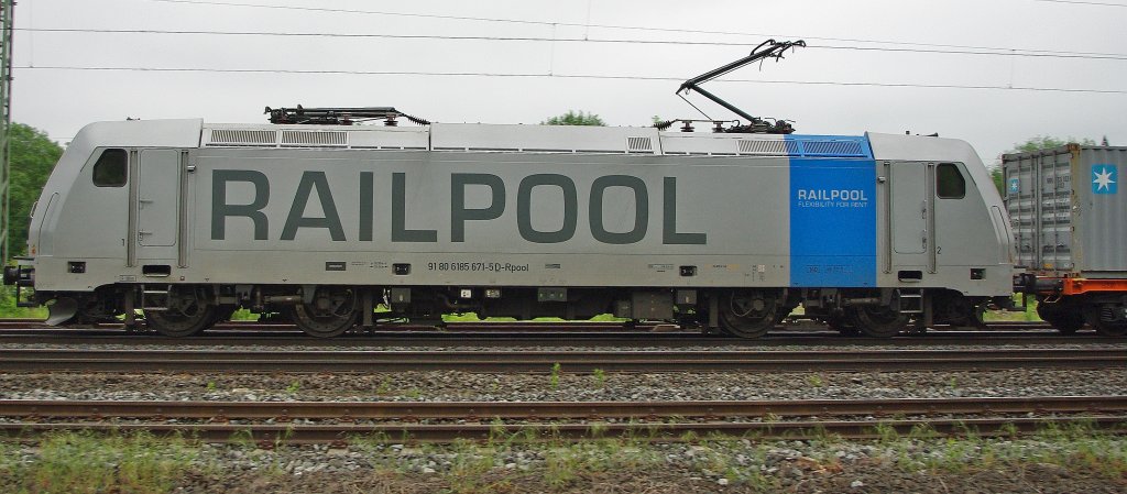 ... und weil sie so einzigartig ist, auch sie nochmal im Seitenprofil. 185 671-5 der Railpool! Am 27.05.2010 in Eschwege West.