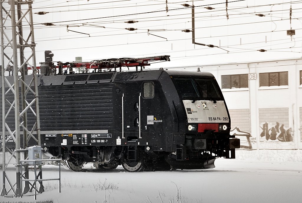 -white and black- ES 64 F4 282 schleicht solo in den Bf Stralsund am 15.02.2010