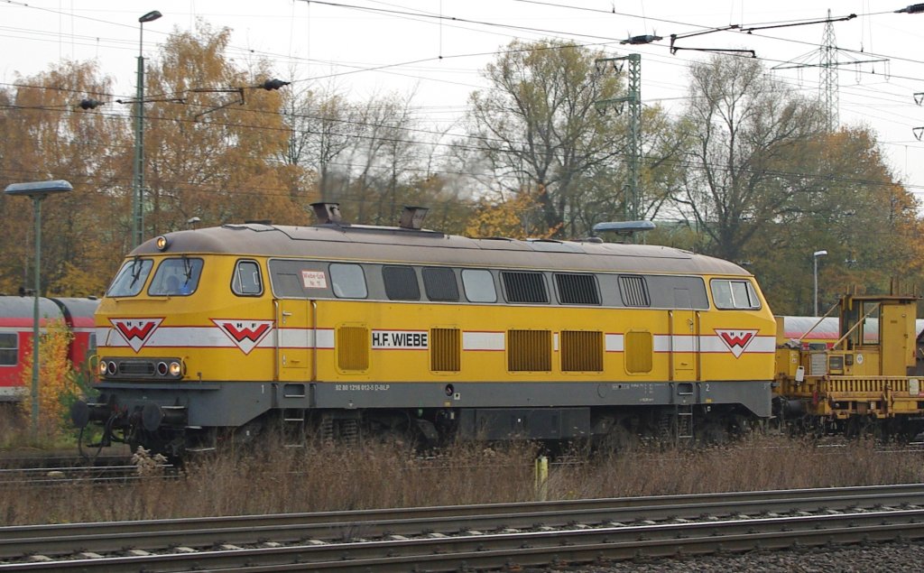 ... und Wiebe Lok Nr. 11, alias 216 012-5 mit Bauzug in Fahrtrichtung Norden durch Eichenberg. Aufgenommen am 01.11.2009.