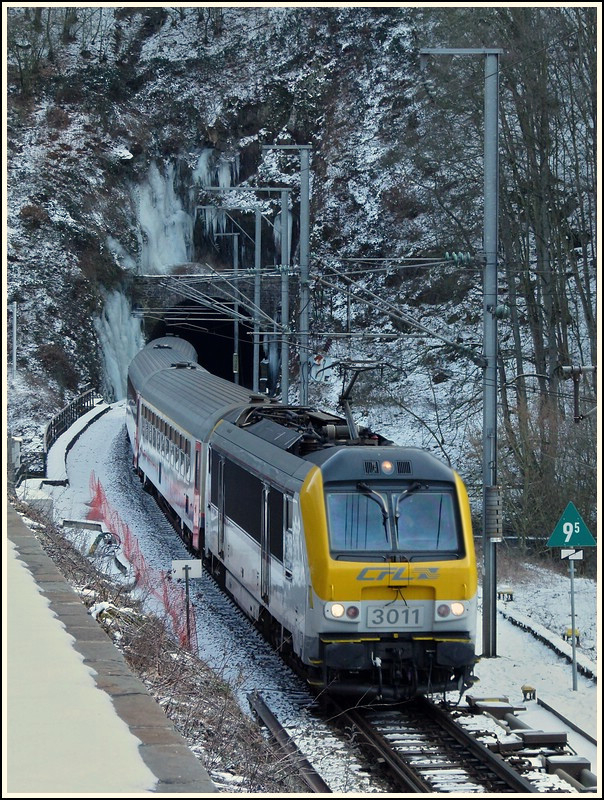 - Winterimpressionen - Der IR 112 verlsst am 10.02.2012 den Tunnel Fischterhaff in Goebelsmhle in nrdlicher Richtung. (Hans)