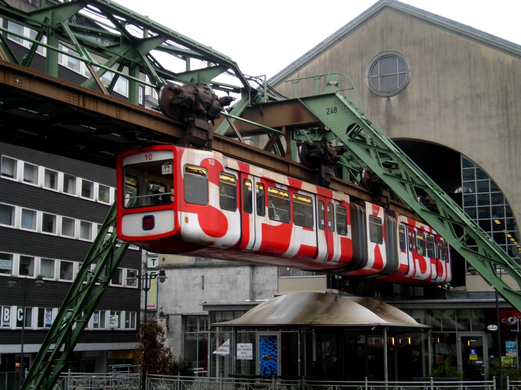  Wuppertaler Schwebebahn in Richtung Oberbarmen Bahnhof am Haltepunkt Hauptbahnhof/Dpersberg.(28.2.2013)   