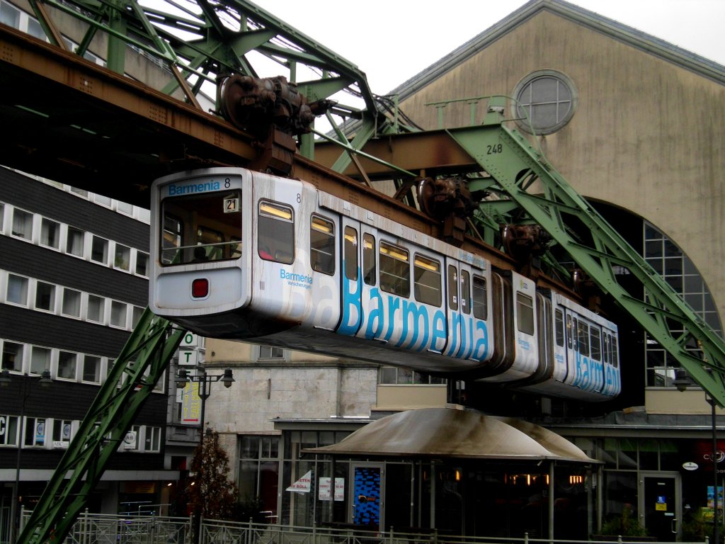 Wuppertaler Schwebebahn in Richtung Oberbarmen Bahnhof am Haltepunkt