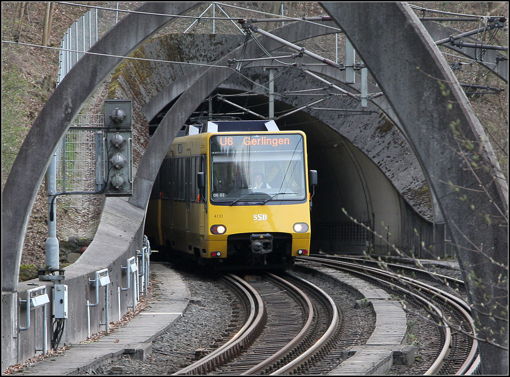 . Zahlreiche Bögen - 

Fenstertrasse der Stadtbahn Stuttgart zwischen Degerloch und Innenstadt. Hier haben die Fahrgäste kurz einen Ausblick auf die Stadt bevor es wieder in den Tunnel geht. 

16.04.2013 (M)