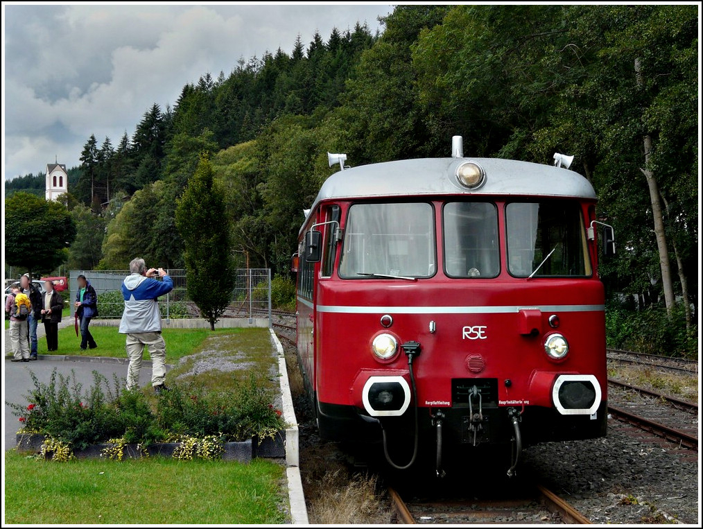 - Zu Besuch bei der Oleftalbahn - Der MAN Schienenbus hat am 28.08.2011 die Endstation Hellenthal erreicht und wartet auf die R�ckfahrt nach Kall. Aktuell dient die Strecke dem touristischen Sonn- und Feiertagsverkehr sowie Sonderfahrten. Die Zukunft mit rapide steigenden �l- und Benzinpreisen wird zeigen, ob nicht ein Umdenken in Sachen G�tertransport und Personenbef�rderung auf der Schiene auch im Schleidener Tal wieder st�rker Einzug halten wird. (Hans)
  