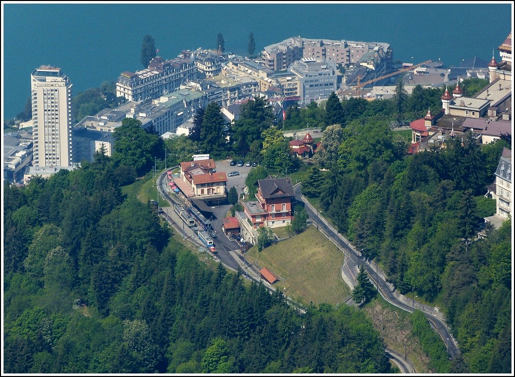 . Zug-Such-Bild - Blick vom Gipfel des Rochers de Naye (2042 m . M.) auf den Kreuzungsbahnhof Caux, in dem sich zur Zeit der Aufnahme sogar drei Zge der Montreux–Glion–Rochers-de-Naye-Bahn (MGN) aufhielten. 26.05.2012 (Hans)