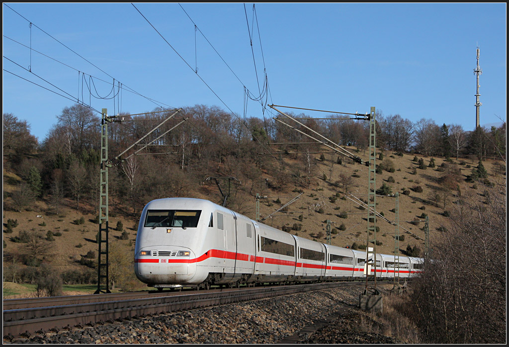 . Zug vor Wacholderheide - 

ICE 1 zwischen Lonsee und Urspring auf der Schwäbischen Alb. 

03.01.2012 (M)