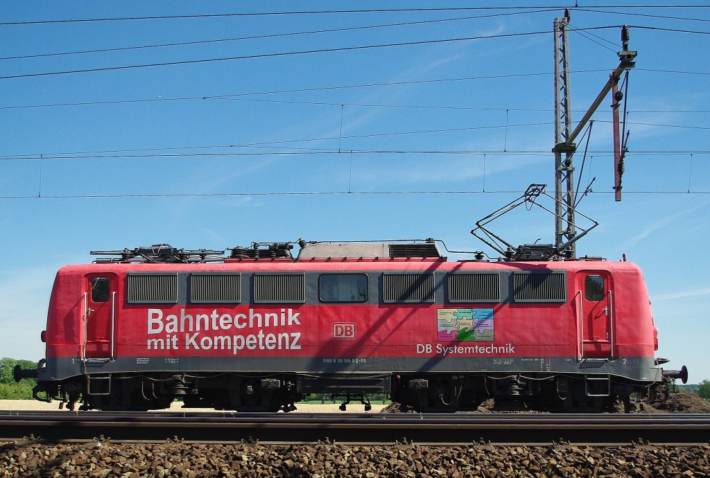 ... zurck kam sie Lz, so dass noch ein schnes Seitenprofil-Foto drin war: 110 169-0. Aufgenommen am 20.07.2010 in Dedensen-Gmmer.