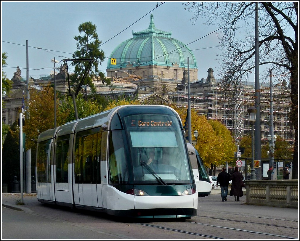 -Zusammengefaltet - Nachdem die Tram die Haltestelle Rpublique verlassen hat, fhrt sie in Richtung Place Broglie. Strasbourg, 30.10.2011 (Jeanny)