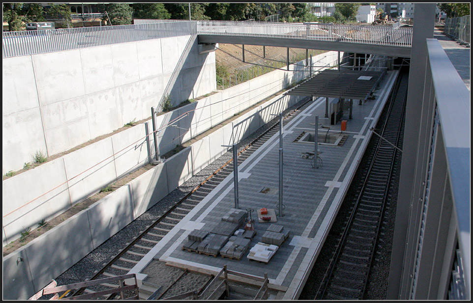 . Zwischen Betonwänden -

Die Haltestelle Europaplatz liegt recht tief im offenen Einschnitt zwischen zwei Tunnelabschnitten. Die tiefe Lage ist bedingt durch den östlich anschließenden bergmännisch gebauten Tunnel unter einem Wohnhochhaus, einer Schnellstraße und einem Gewerbebau. 

19.09.2010 (M)