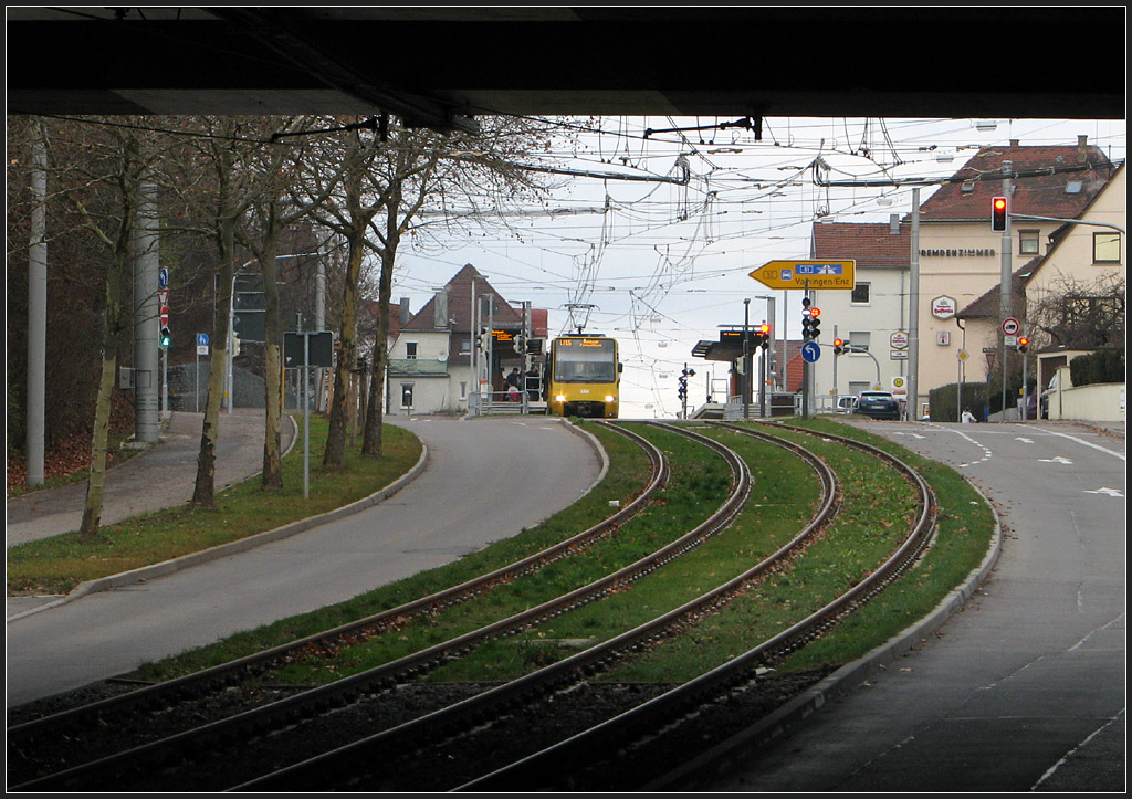 . Zwischen den Stadtteilen - 

Zwischen Stuttgart-Zuffenhausen und Stammheim gab es genug Platz für einen eigenen Bahnkörper. Blick zur Haltestelle  Heutingsheimer Straße  am südlichen Ortsrand von Stammheim. Über die Brücke verläuft die hier autobahnähnliche Bundestraße 10. 

11.12.2011 (J)