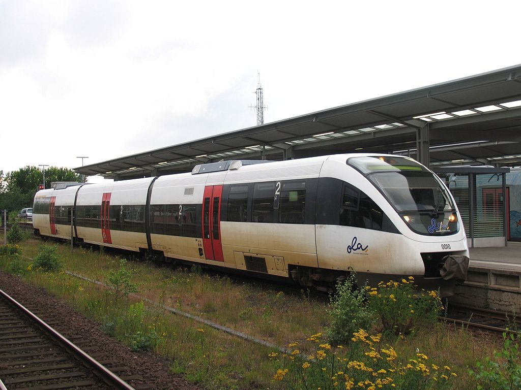 0010-T1/0010-M1/0010-T2 der Ostseelandverkehr GmbH (OLA) mit NOB 80692 Husum-Bad St Peter-Ording auf Bahnhof Husum am 26-6-2007. Bild und scan: Date Jan de Vries.