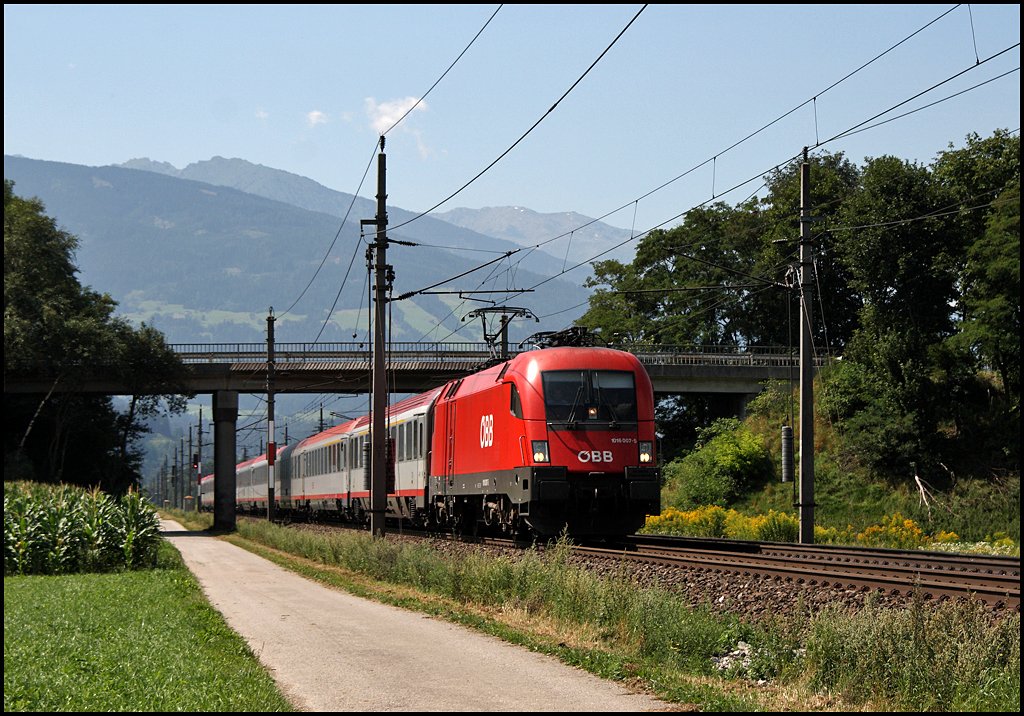 007… 1016 007 jagt durch das Inntal mit dem OEC 565  Samariterbund , Bregenz - Wien Westbahnhof. Hier bei Schwaz. Gru an den Tf.(07.08.2009) 
