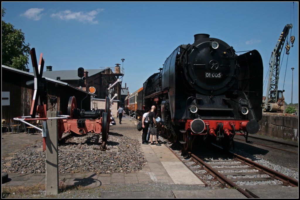 01 005 in Bw-Atmosphre. Die Lok ist zur Zeit die lteste erhaltene Einheitslok Deutschlands (Dampflokfest im Traditionsbahnbetriebswerk Stafurt, gesehen Stafurt-Leopoldshall 05.06.2010)