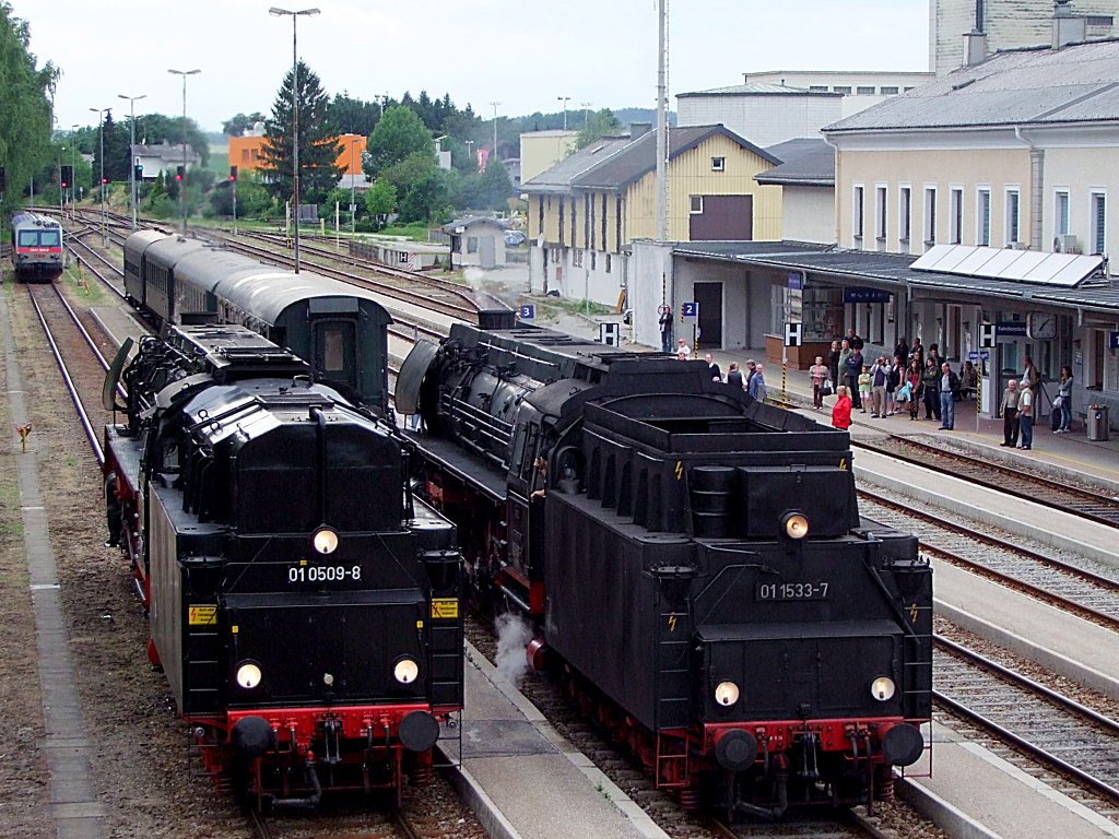 01 0509-8 und 01 1533-7 prsentierten anlsslich einer Sonderzugfahrt am Bhf. Ried ihre Hinterteile;110613