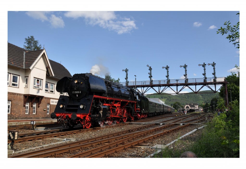 01 0509-8 aus Braunschweig bei der Einfahrt in Bad Harzburg (09.06.2012) 