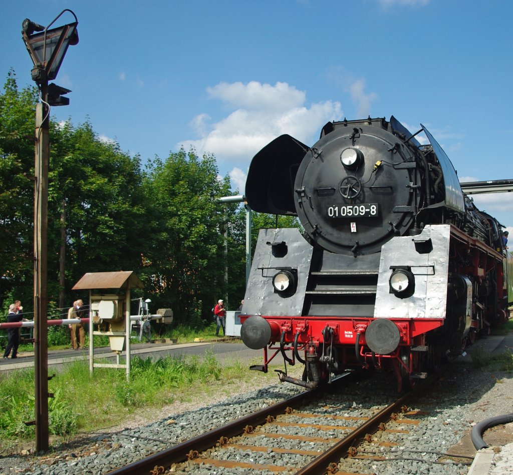 01 0509-8 aus Chemnitz hat ihren Sonderzug in Meiningen abgestellt und  fhrt in Richtung BW-Gelnde. Aufgenommen am 04.09.2010.