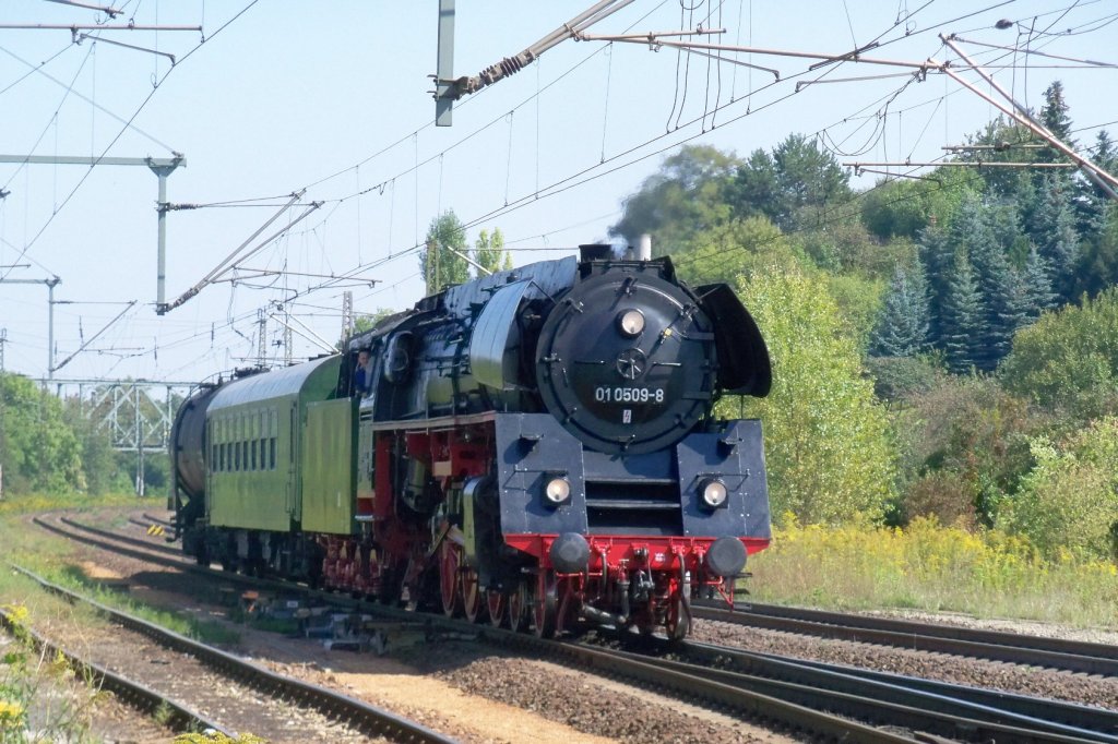01 0509-8 Einfahrt in den Bhf Naumburg/Saale Hbf 2.9.2011 - auf dem Weg zur Fahrzeugausstellung zum RAW Meiningen