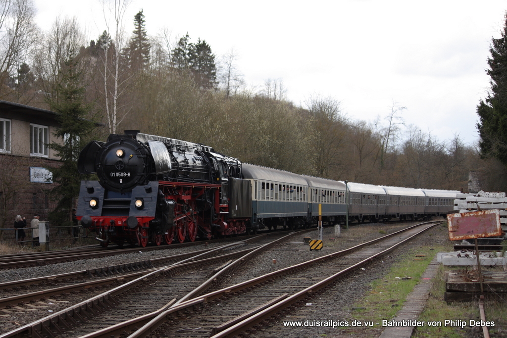 01 0509-8 fhrt am 2. April 2010 um 15:37 Uhr mit einem Sonderzug in Gerolstein ein (Dampfspektakel an der Mosel)