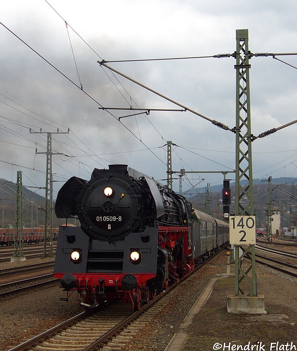 01 0509-8 der PRESS bei der Bereitstellung des Sonderzug nach Chemnitz. Aufgenommen im Bahnhof Saalfeld am 20.03.2010