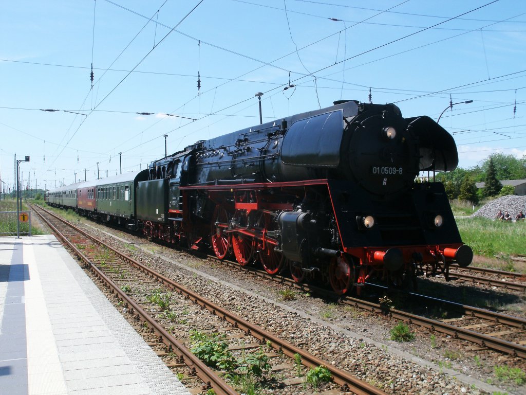01 0509 mit dem Sonderzug,der einige Stunden zuvor von Berlin Wannsee nach Putbus fuhr,am 04.Juni 2011,in Bergen/Rgen.