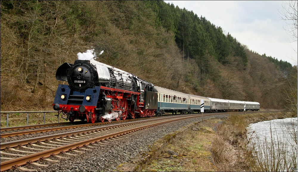 01 0509 mit RE 12086 auf der Fahrt von Trier nach Kln.
Dampfspektakel 2010 Eifel - Mosel
Mrlenbach 2.4.2010