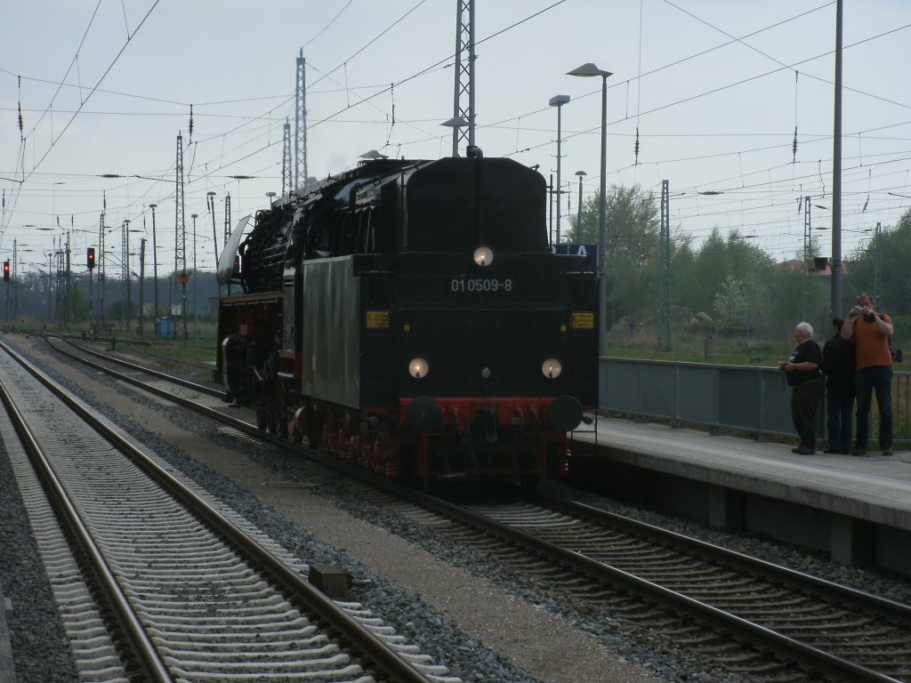 01 0509 �bernahm,am 11.Mai 2013,von der PRESS 145 023,in Bergen/R�gen den Sonderzug Binz-Cottbus.