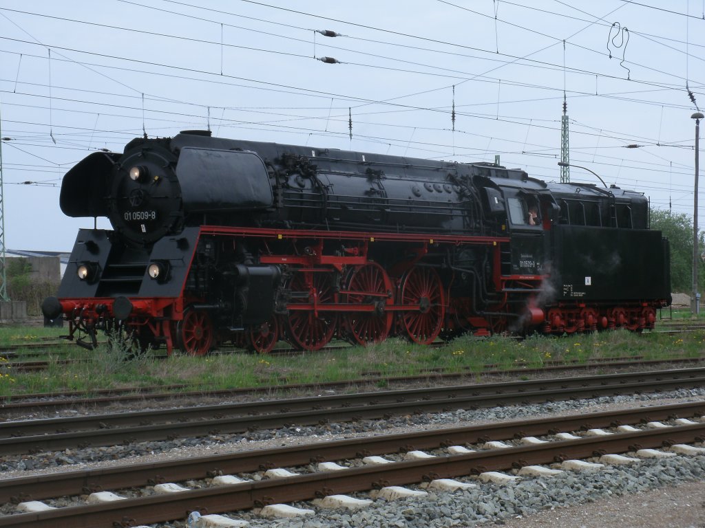 01 0509 wartete,am 11.Mai 2013,in Bergen/Rgen auf dem Sonderzug von Binz den die Lok dann bernahm und bis Berlin Lichtenberg brachte.Der Sonderzug fuhr bis Cottbus.