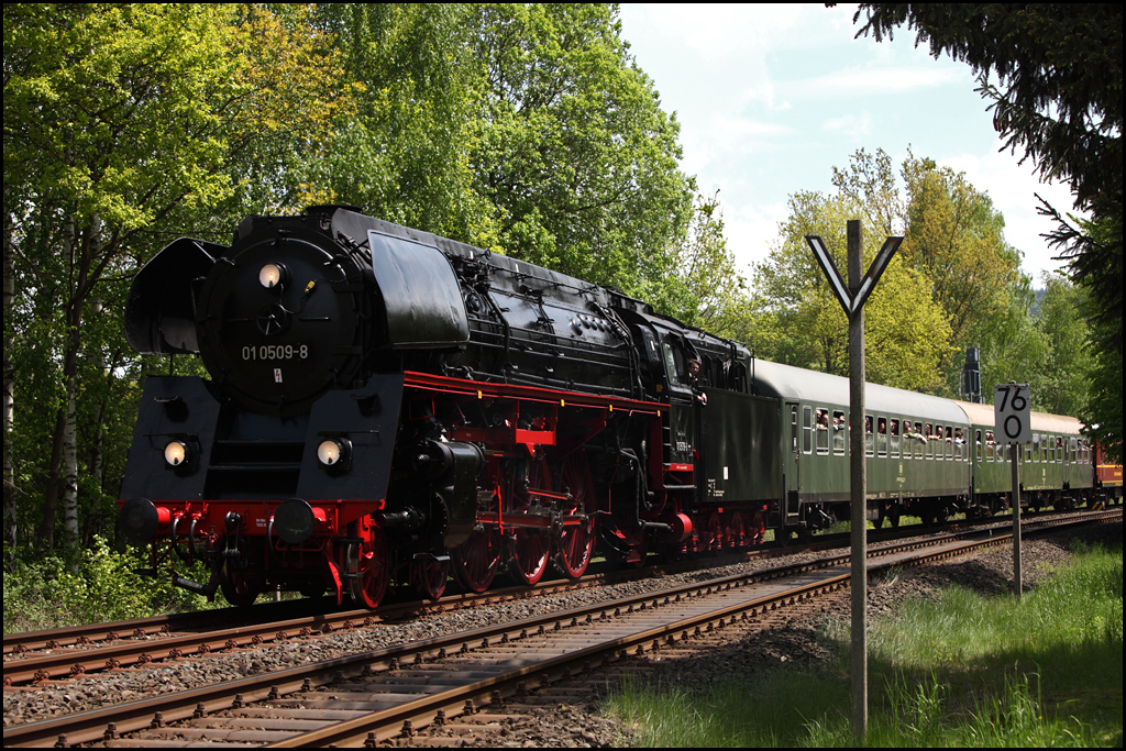 01 0509 wird in wenigen Minuten mit ihrem Sonderzug aus Berlin den Zielbahnhof Neuenmarkt-Wirsberg erreichen. (22.05.2010)