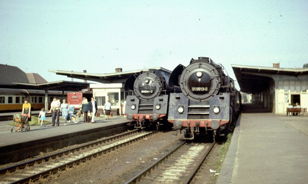 01 0513 und 01 1514 bei einer berholung im Bf. Zeitz Anfang August 1980.
Leider ist das noch nicht der passende Scanner fr diese Aufnahmen.
Kann jemand seine Erfahrungen teilen?
