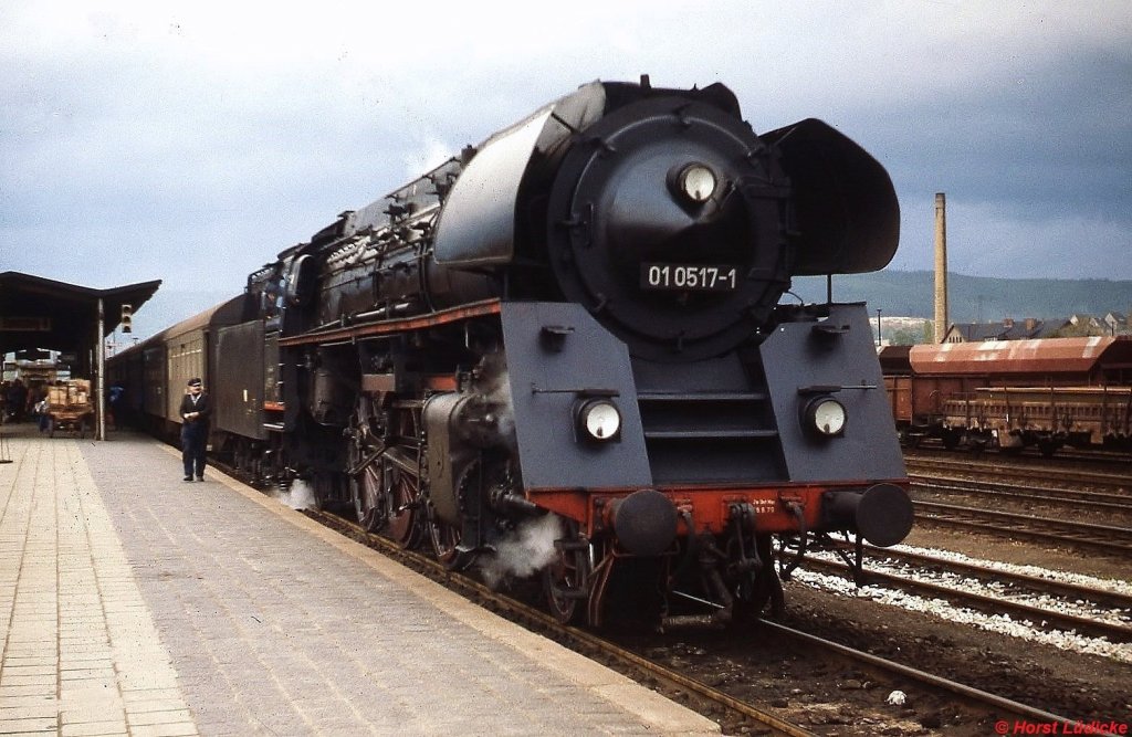 01 0517-1 ist im Oktober 1980 mit einem Personenzug in Saalfeld eingetroffen. Der Heizer hat die Maschine bereits abgekuppelt und sie wird gleich weiter ins Bw fahren.