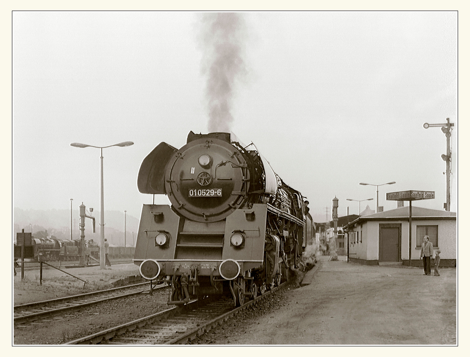 01 0529 vor Eilzug im Bahnhof Saalfeld etwa 1980