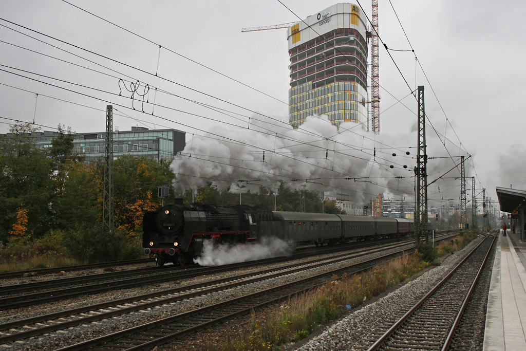 01 066 (hier als 01 2066 unterwegs) mit einem Sonderzug am 16.10.2010 am Heimeranplatz in Mnchen.