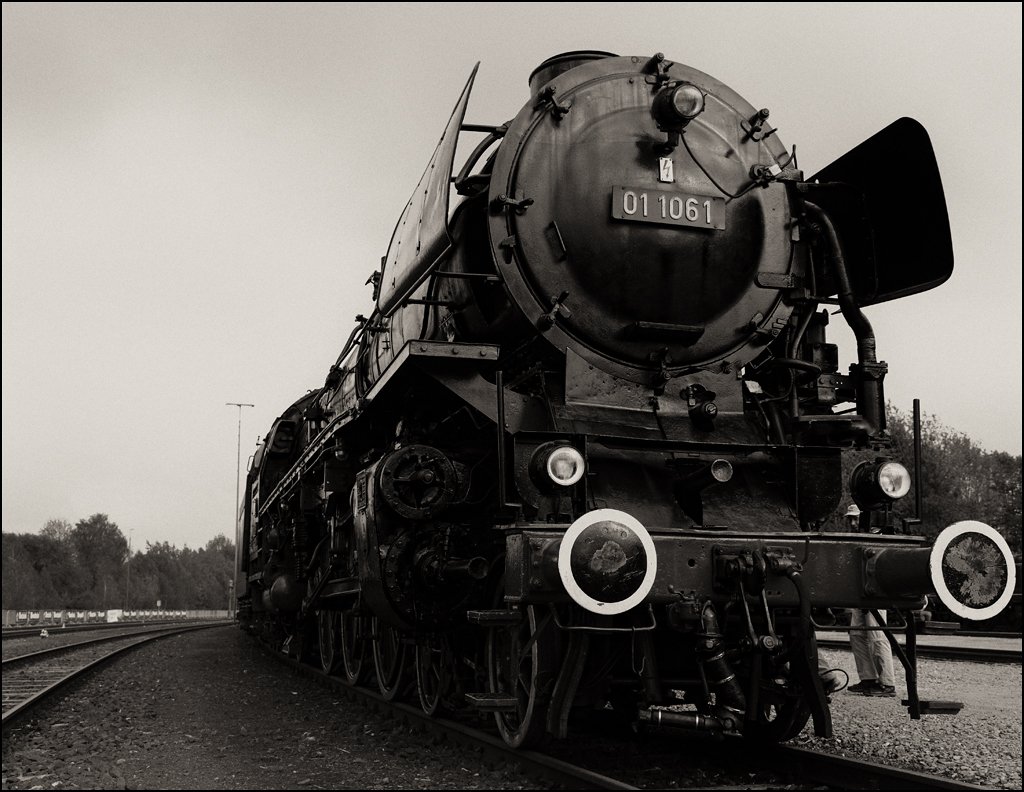 01 1061 im DDM. Bauart: 2´C 1´h3, Hchstgeschwindigkeit 140 Km/h, Leistung: 2470 PSi, Lnge ber Puffer: 24,13m, Durchmesser Treib- u. Kuppelrad: 2,00m.