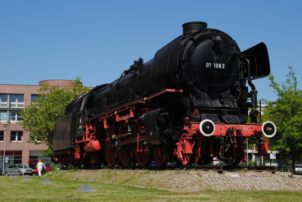 01 1063, als Dampftlokdenkmal am Braunschweiger HBF. Aufnahme von 27.06.10.