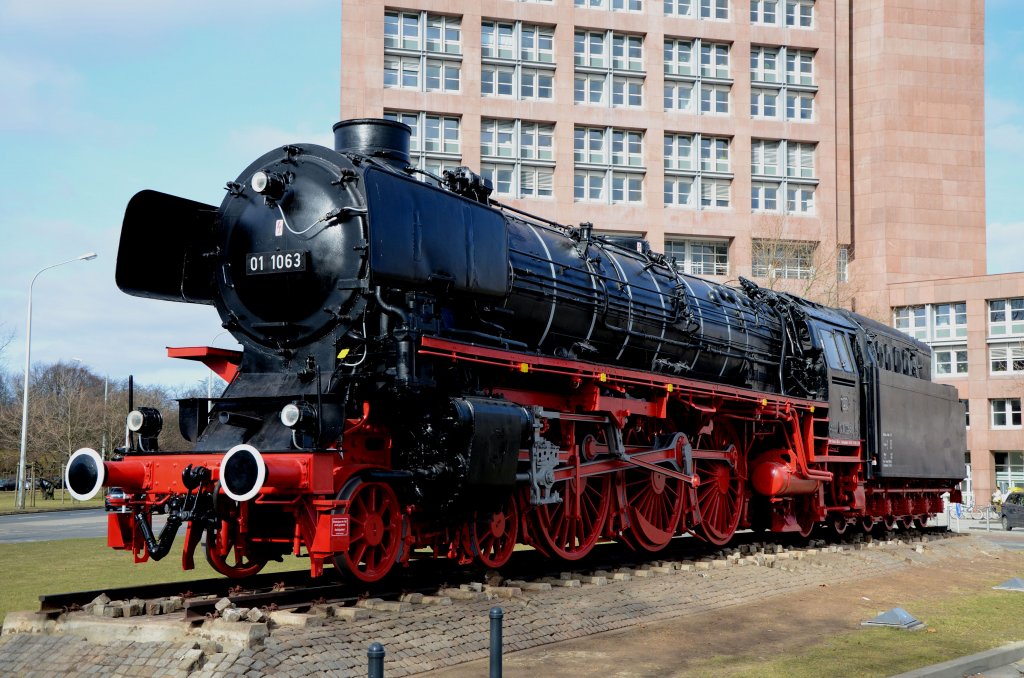 01 1063 frisch restaurierte Denkmallok vor dem Braunschweiger Hauptbahnhof am Sonntag den 03.03.2013