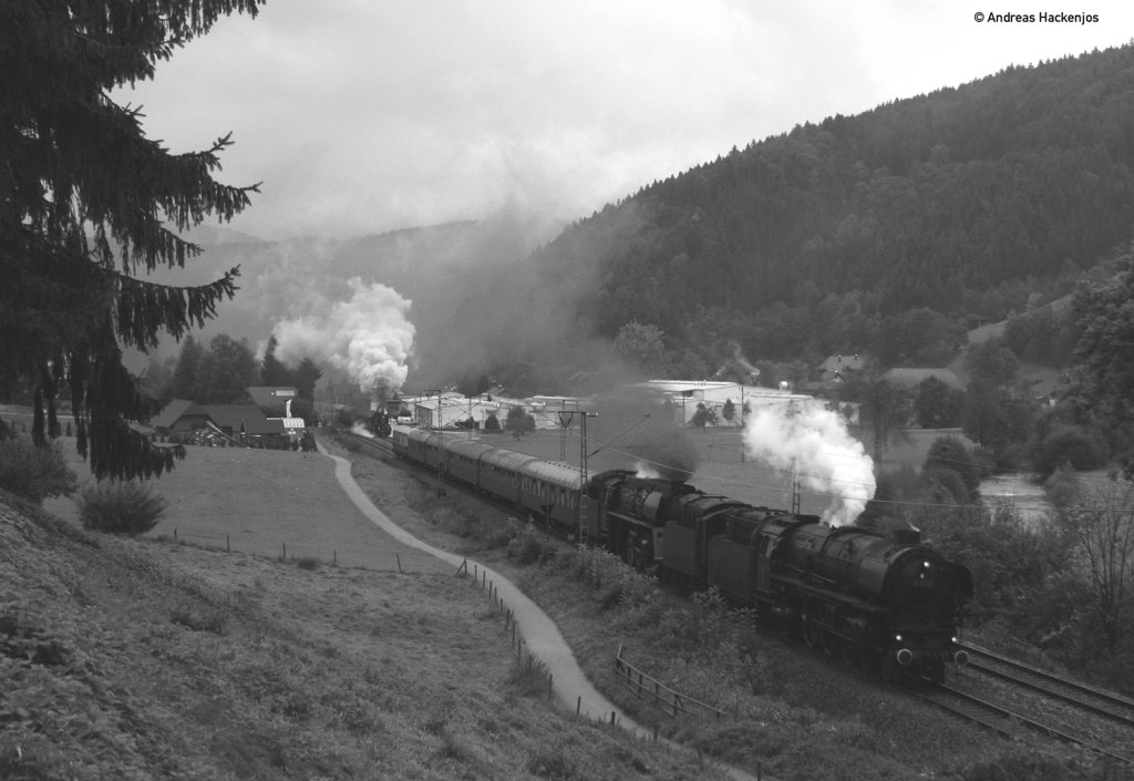 01 1066 und 01 533 mit dem Eisenbahnromantikzug Teil 1 und 50 2740 mit dem Teil2 bei Gutach 25.9.10