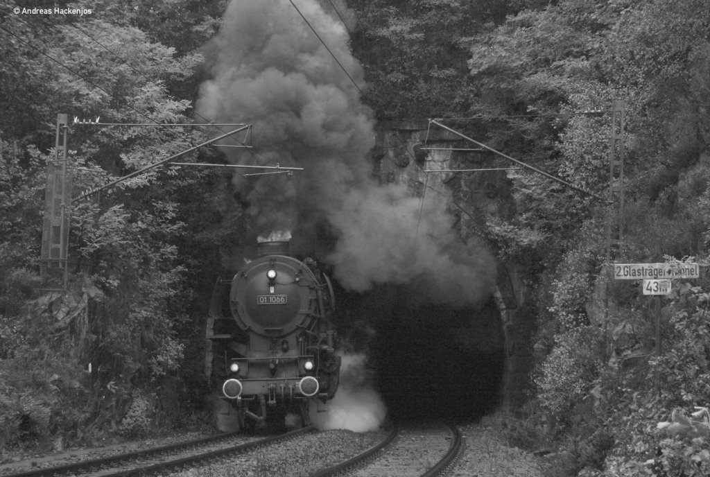 01 1066 und 01 533 mit dem Eisenbahnromantikzug Teil 1 am 2.Glastrgertunnel, gleich wird auf 50 2740 mit dem Teil2 aus dem Tunnel kommen 25.9.10