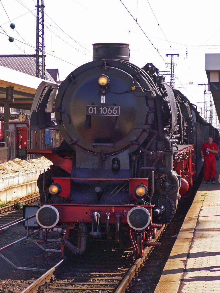 01 1066 als Dampf-Sonderzug am 21.08.2010 in N�rnberg Hbf Gleis 4