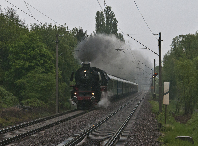 01 1066 am 1. Mai 2010 mit Sonderzug von Romanshorn nach Nrnberg bei der Durchfahrt von Konstanz-Wollmatingen. Am Zugschluss schob 189 917 mit. Leider war das Wetter besch...eiden.