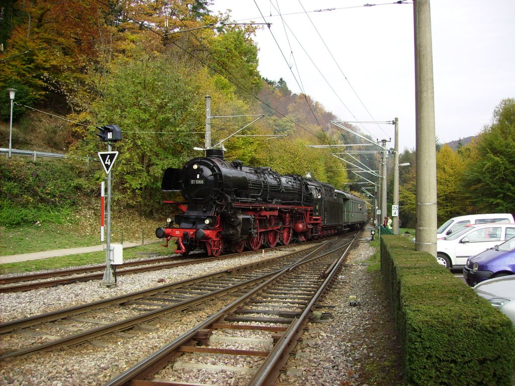 01 1066 ist am 30.10.2011 bei der Einfahrt in den Bahnhof Bad Herrenalb.
Dieser Zug erreichte den Bahnhof berpnktlich um 11.17 Uhr (11.20 Uhr laut Fahrplan).