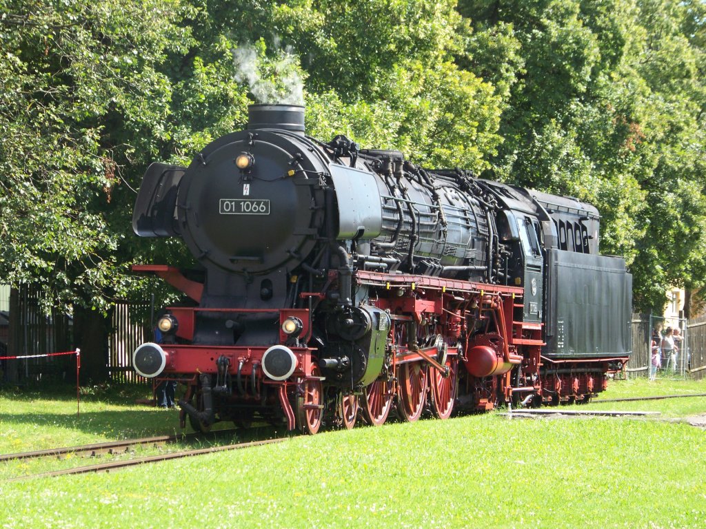 01 1066 im Bahnpark Augsburg am 26.07.2009 bei der Rail&Road Classics.
Von vorne wirken der Neubaukessel und der gewaltige doppelwandige Schornstein besonders wuchtig.