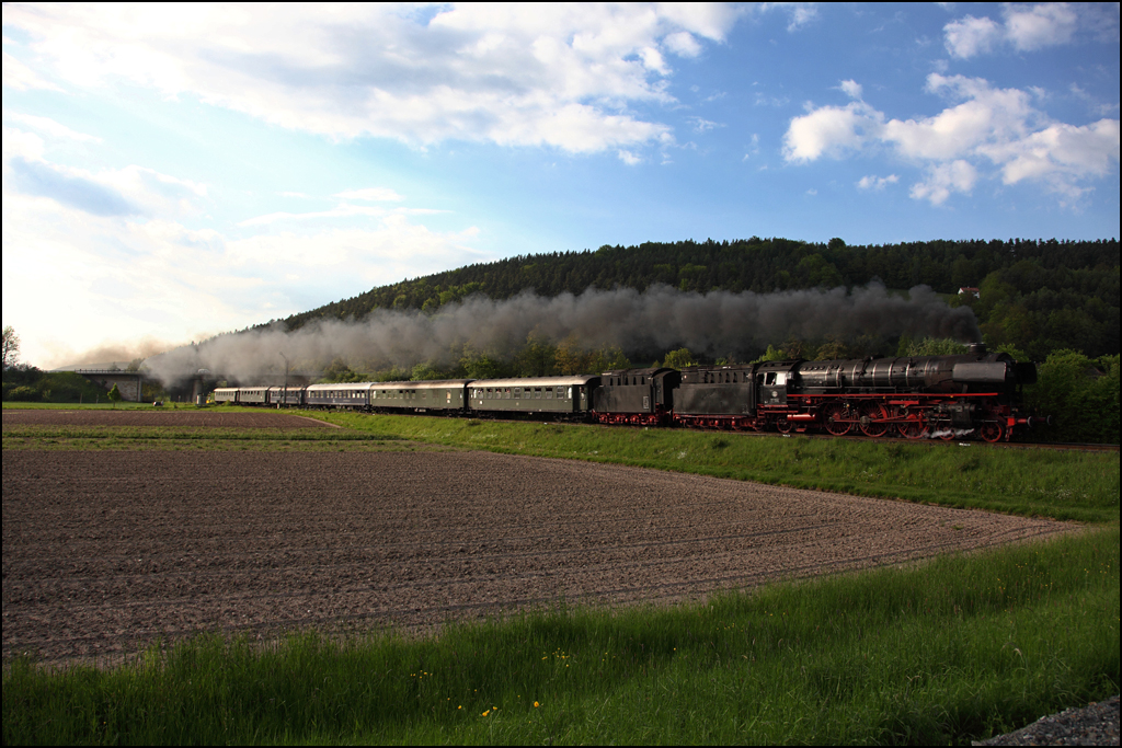 01 1066 ist bei Harsdorf auf dem Heimweg in Richtung Bayreuth. (22.05.2010)