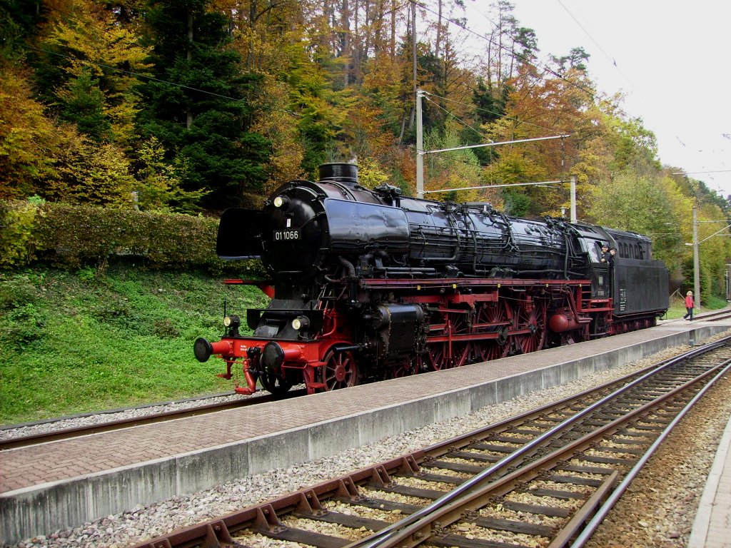 01 1066 beim Umsetzten in Bad Herrenalb, sie wird demnchst ihre Reise nach Karlsruhe Hbf ber Marxzell, Busenbach, Ettlingen und Ettlingen West antreten.
Aufgenommen am 30.10.2011