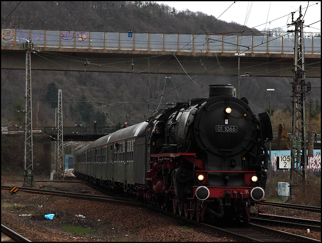 01 1066 eilt in Richtung Trier Hbf und wird in Ehrang von vielen Fotografen auf den Chip gebannt. (02.04.2010)