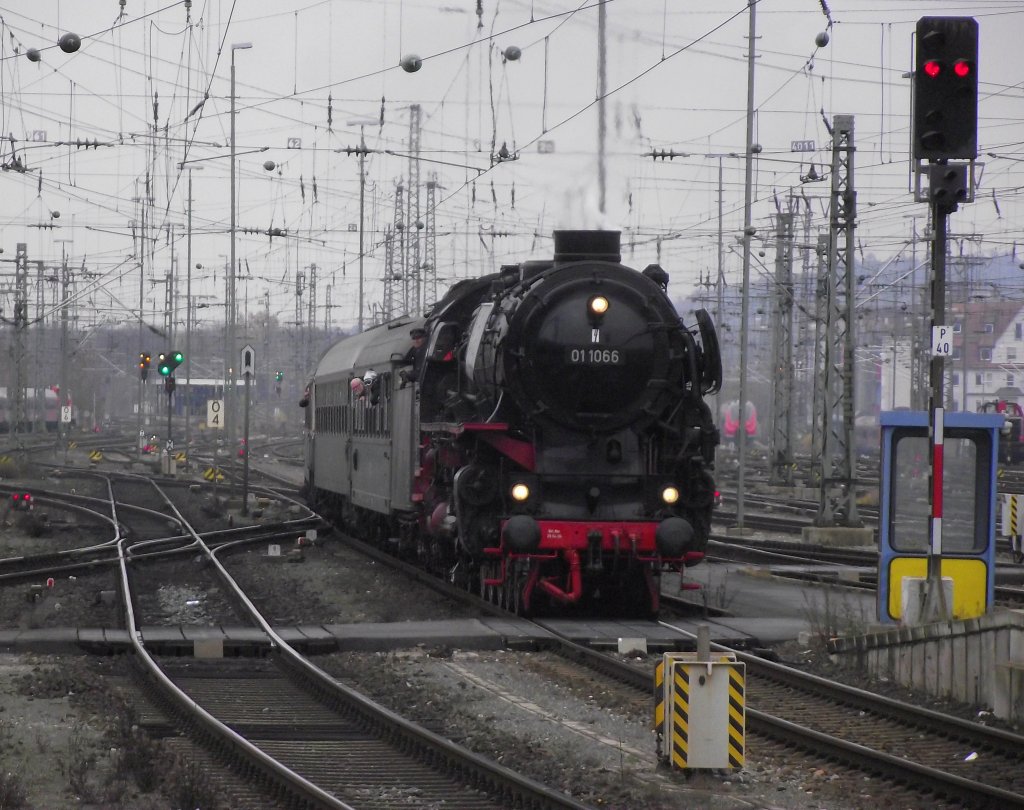 01 1066 erreicht am 26. November 2011 mit dem DPE 93152 nach Bamberg den Nrnberger Hbf.